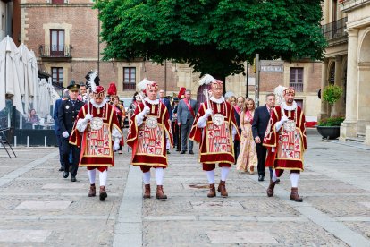 León celebra la tradicional misa de San Juan en la capilla del Cristo de la Victoria.