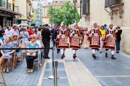 León celebra la tradicional misa de San Juan en la capilla del Cristo de la Victoria.