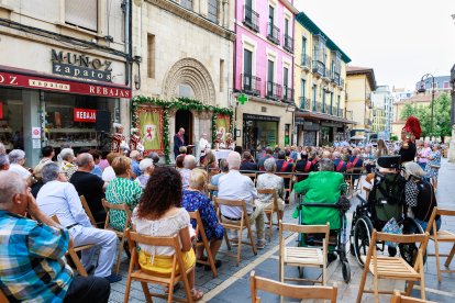 León celebra la tradicional misa de San Juan en la capilla del Cristo de la Victoria.