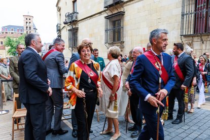 León celebra la tradicional misa de San Juan en la capilla del Cristo de la Victoria.
