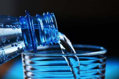 Beber agua es esencial.