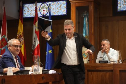 Alonso entrega la memoria a Ramón