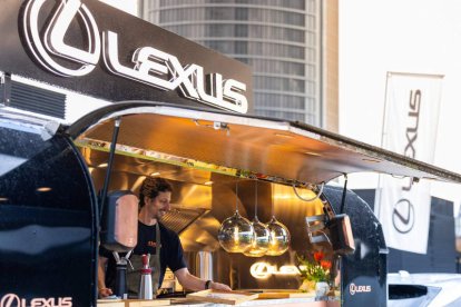 La hospitalidad japonesa Omotenashi se traduce en un vanguardista interior de cocina profesional, donde no faltan fogones, plancha y horno de alto rendimiento.