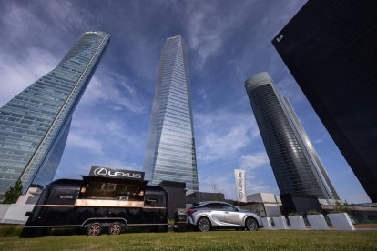 Seis metros de largo y dos toneladas de peso, ‘vestidos’ con una impactante carrocería en negro brillante. Gastronomía sobre ruedas trufada en puro ADN estilístico de Lexus.