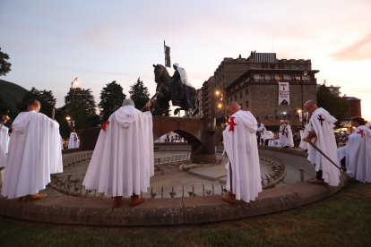 imposición de la capa al caballero templario Noche Templaria
