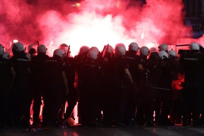 <p>Un grupo de manifestantes lanzan proyectiles a los agentes de la policía antidisturbios después de una protesta liderada por estudiantes en Belgrado, el 28 de junio de 2025. EFE/Andrej Cukic</p>