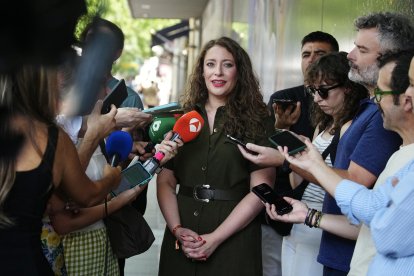 La nueva portavoz del PP en el Congreso, Ester Muñoz, atiende a los medios en la sede del partido en Madrid, este miércoles. El líder del Partido Popular, Alberto Núñez Feijóo, ha informado de que el actual portavoz en el Congreso, Miguel Tellado, será el nuevo secretario general del partido y su mano derecha, mientras que la vicesecretaria, la leonesa, Ester Muñoz, ocupará su lugar como portav
