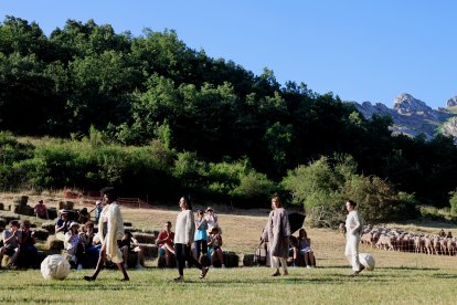 Desfile del Wool Fest en Salamón con las ovejas trashumantes con la colección de Las Hidalgas.