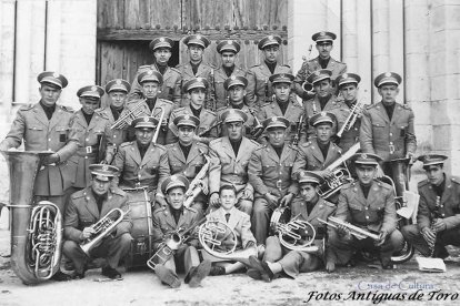 La banda, dirigida por Antonio Casares, entre 1945 y 1950.