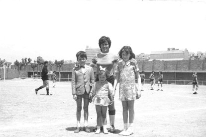 Con los sobrinos el día de su debut en el equipo de la fábrica donde trabajaba.