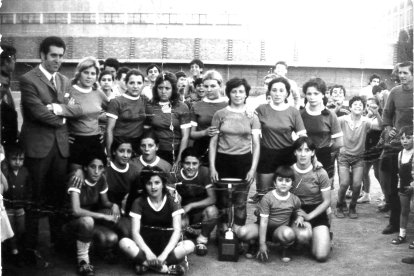 Con el equipo de fútbol femenino de la fábrica de Seat en Barcelona.