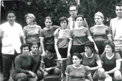 Con las compañeras de Seat en uno de los partidos a finales de los 60.