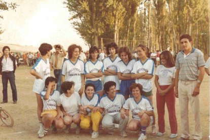 El equipo de mujeres de Joarilla de las Matas en los años 80.