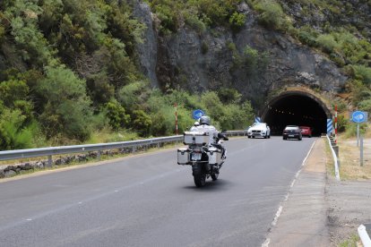 Asfaltado de la carretera N-621 en Riaño.