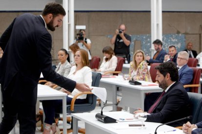 El portavoz de VOX en el parlamento de Murcia, José Angel Antelo, junto al entonces candidato del PP a la presidencia, Fernando López Miras.