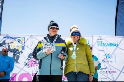 Guzmán Carro Tagarro y Gemma Tagarro en el podio del esquí alpino inclusivo.