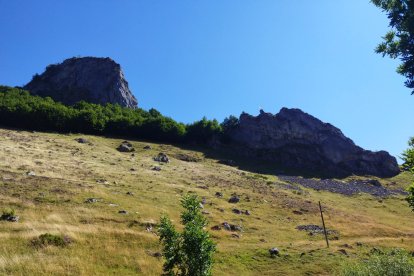Contemplar las peñas desde el banco de Casasuertes, uno de los placeres.