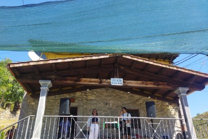 La vieja escuela es casa de cultura y escenario para la música de verano.