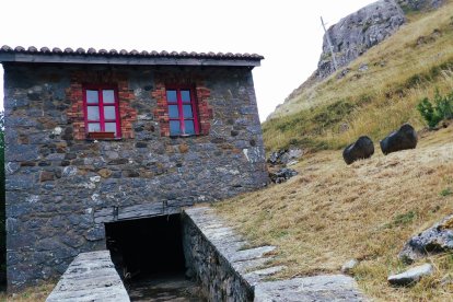 Las madreñas gigantes de Casasuertes junto al molino que dio la primera luz al pueblo.