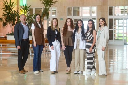 El grupo ganador junto a su profesora Sara Santos y el decano José Ángel Miguel Dávila.