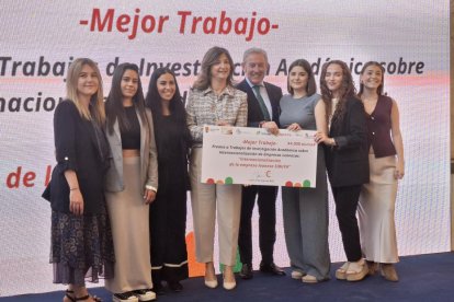 El equipo ganador junto a la rectora de la ULE y el presidente de la Cámara de Comercio de León.
