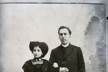 AHPSo 22710 (Fondo Vives)  Foto de Segundo; Fotografí­a de Antonio Machado y Leonor con su traje de boda hecha en el estudio Segundo de Madrid varios meses después de la boda, en noviembre de 1909