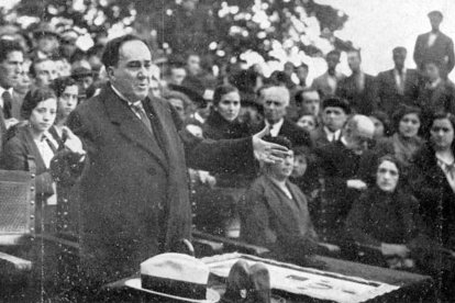 AHPSo 23598 (Colección AHPSo) Homenaje a Antonio Machado en el exterior de la ermita de San Saturio el 2 de mayo de 1932