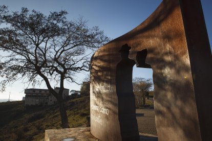 Monumento en honor a Machado y Leonaor situado en El Mirón, lugar frecuentado por Machado durante su estancia en Soria