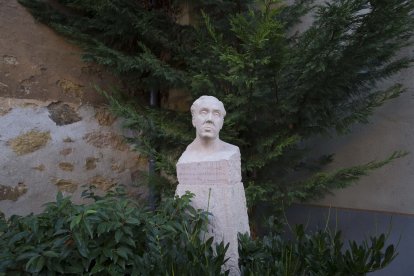 Busto de Antonio Machado en la entrada a la Casa Museo de Segovia realizado por Emiliano Barral