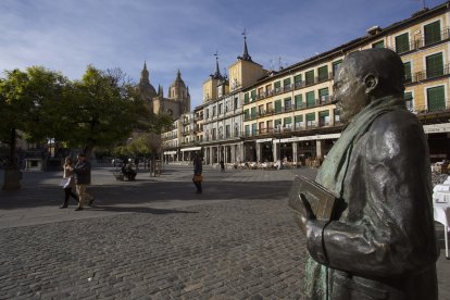 Escultura de Antonio Machado en la Plaza Mayor de Segovia