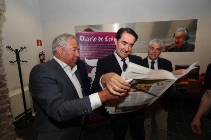 El director Joaquín S. Torné junto al consejero de Medio Ambiente y el delegado de la Junta en León