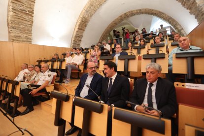 Varios alcaldes y otras autoridades de la Junta, junto con invitados de la comarca, llenaron el Museo de la Radio para asistir en directo al foro de Diario de León.