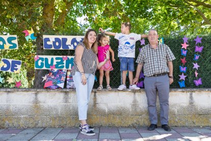 Carlota Díaz-Caneja con Valeria, Guzmán y el alcalde de Vega de Infanzones, Carmelo Aller.
