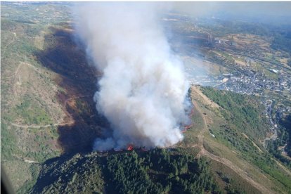 Incendio forestal en Villafranca del Bierzo visto desde el helicóptero.