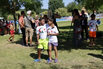 El reencuentro en las piscinas coyantinas es uno de los momentos esperados tras dos semanas con familias de CyL.