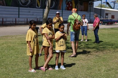Niñas con la camiseta identificativa de una de las asociaciones solidarias con el pueblo saharaui en Castilla y León. 
