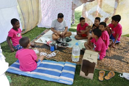 En la jaima con los preparativos del té saharaui.