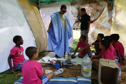 El delegado saharaui con varios niños en la jaima, preparando el té.