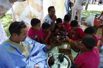 Los niños acogidos en Castilla y León reviven sus costumbres en el desierto de la Hammada en la jaima.