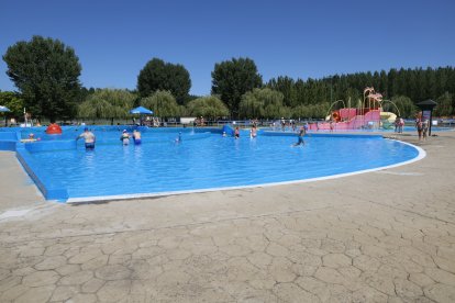 El agua multiplica la alegría del reencuentro.