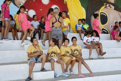 Niños y niñas saharauis esperan la bienvenida de las autoridades en las gradas.