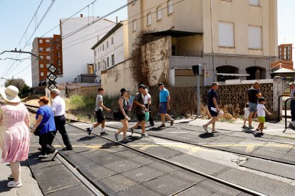 Imagen del paso a nivel en la línea León-Poferrada.