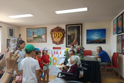 Niños y niñas le dedicaron un mural a la centenaria y le cantaron el cumpleaños.