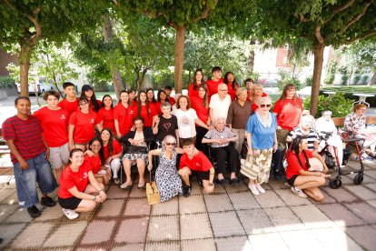 Participantes en el campus de Cáritas en la fiesta en la residencia Virgen del Camino