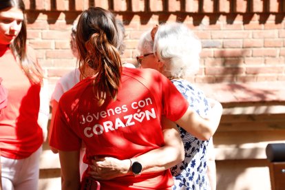 Participantes en el campus de Cáritas en la fiesta en la residencia Virgen del Camino