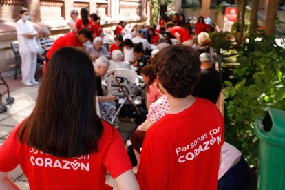 Participantes en el campus de Cáritas en la fiesta en la residencia Virgen del Camino