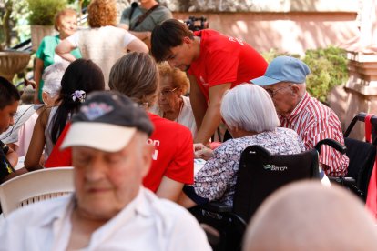 Participantes en el campus de Cáritas en la fiesta en la residencia Virgen del Camino