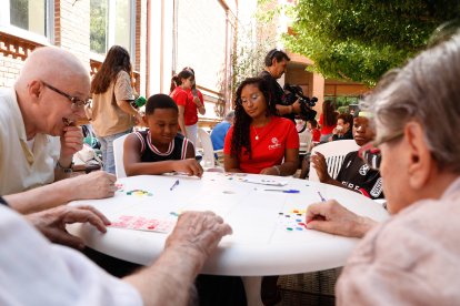 Participantes en el campus de Cáritas en la fiesta en la residencia Virgen del Camino