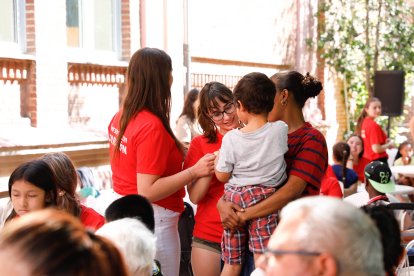 Participantes en el campus de Cáritas en la fiesta en la residencia Virgen del Camino