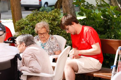 Participantes en el campus de Cáritas en la fiesta en la residencia Virgen del Camino